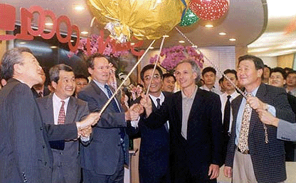 2002년 6월, 르노삼성 출범 이후 SM5가 월간 판매 1만대를 돌파하자 이를 축하하는 임직원