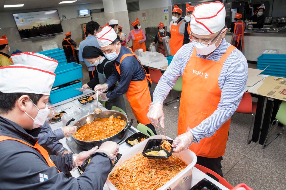 한국 토요타 안나의 집 노숙인 성금 기부, 도시락 봉사에도 참여... 오토헤럴드 한국 토요타 안나의 집 노숙인 성금 기부, 도시락 봉사에도 참여