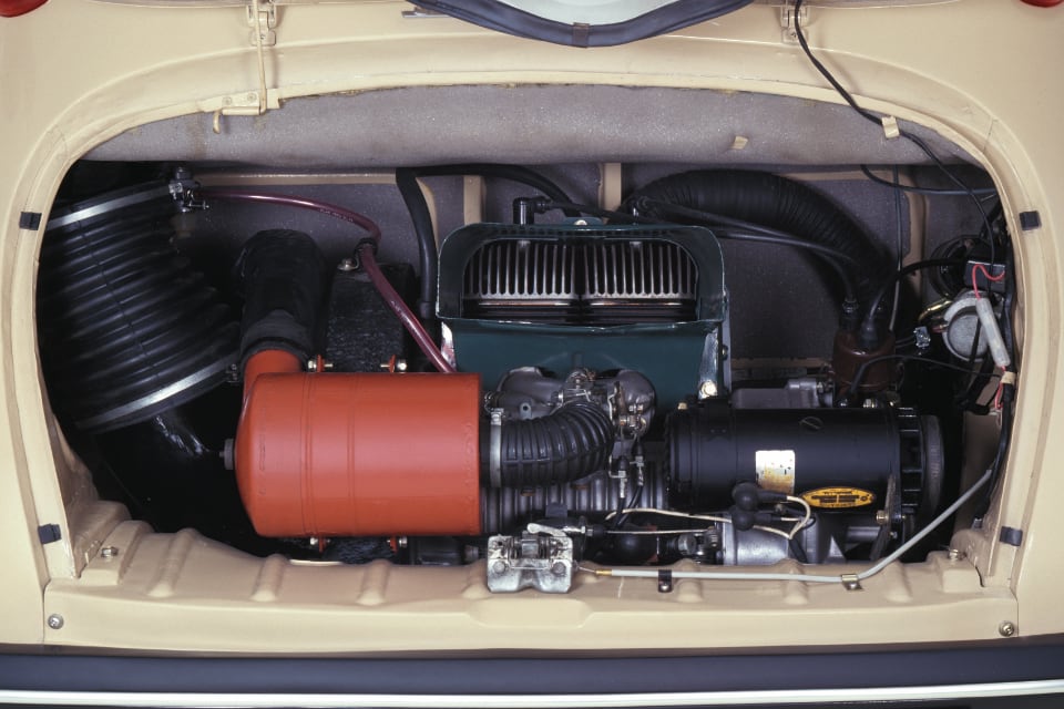 1958년에 나온 스바루의 첫 경차 360의 엔진룸 모습. 공랭식 엔진의 냉각용 핀이 보인다