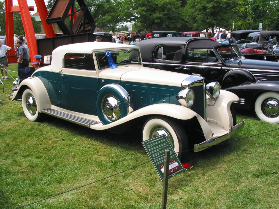 1931년형 마몬 식스틴 컨버터블 쿠페. 마몬은 가장 먼저 V16 엔진 개발을 시작했으나 양산차 시판은 캐딜락보다 늦었다