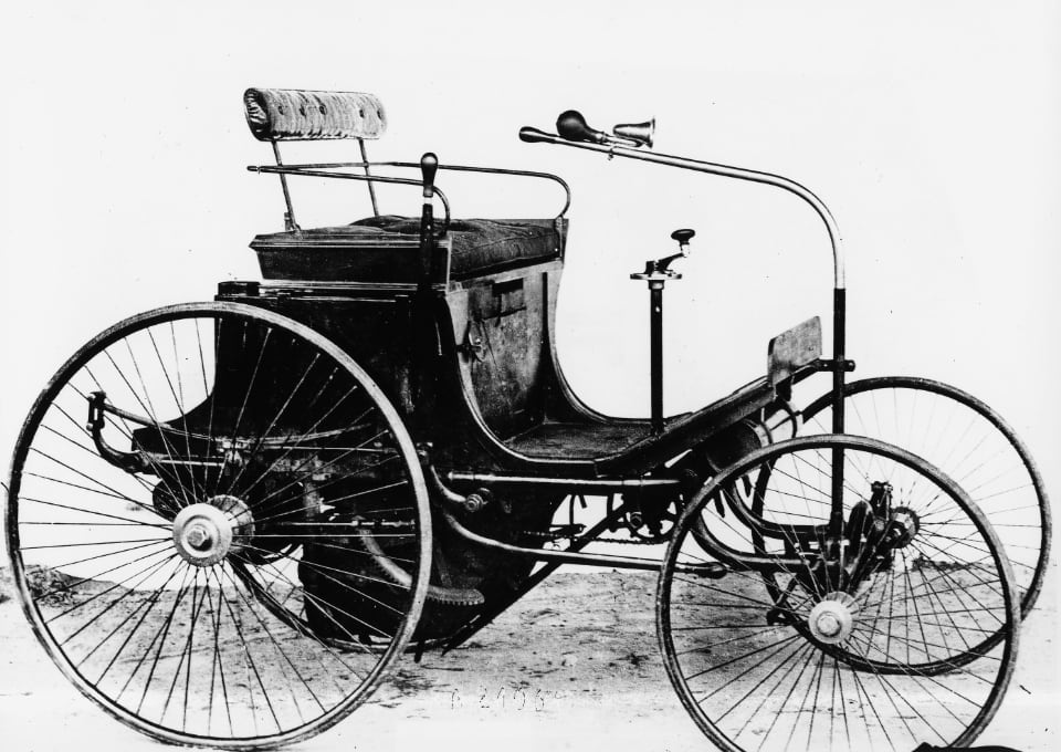 푸조는 1890년에 다임러의 엔진으로 움직이는 첫 내연기관 자동차를 만들었다