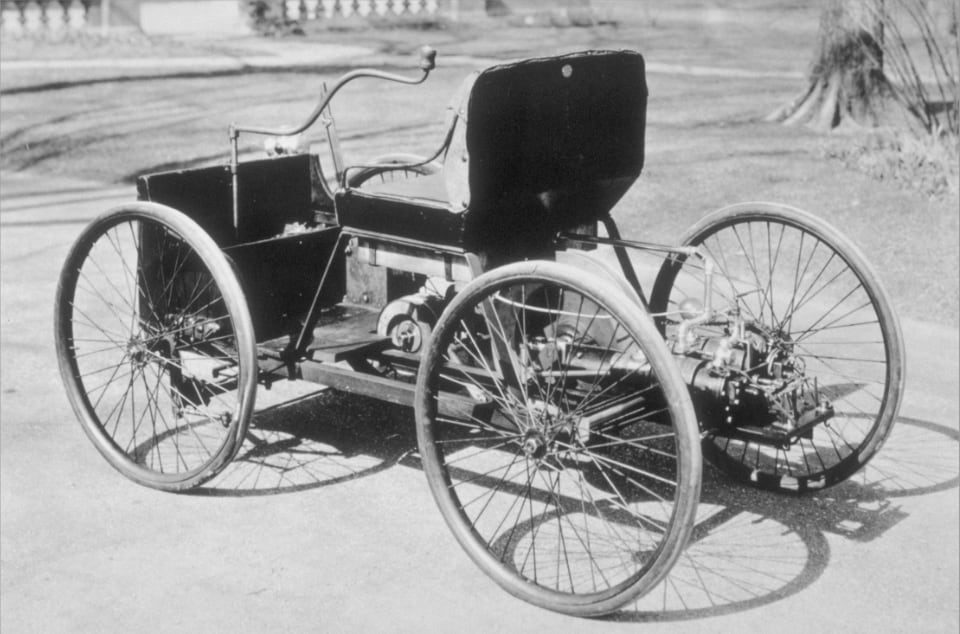 헨리 포드는 1896년에 처음 가솔린 엔진 차(사진)를 만들었지만 현재의 포드 모터 컴퍼니는 1903년에 설립된 회사의 혈통을 잇고 있다