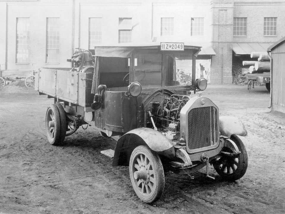 1924년에 MAN이 선보인 직접 연료분사식 디젤 엔진 트럭