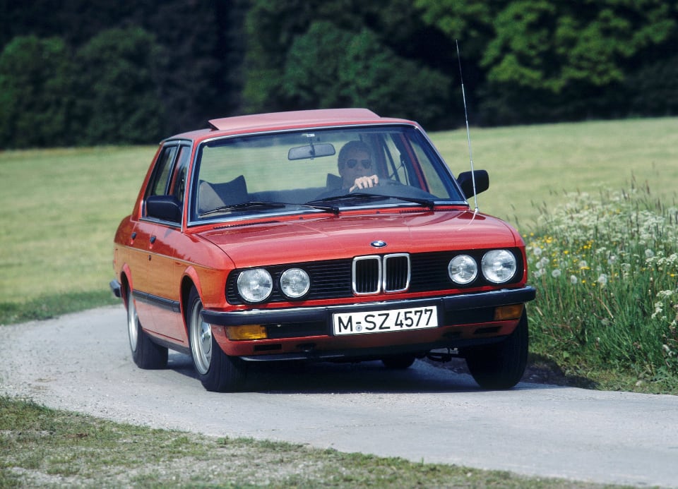 1984년에 출시된 BMW 524td. 승용차용 디젤 엔진 최초로 전자제어 기술이 쓰였다