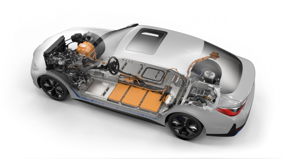 BMW i4의 투시도. 배터리 크기와 무게 뿐 아니라 가격도 전기차 설계의 중요한 고려 요소다