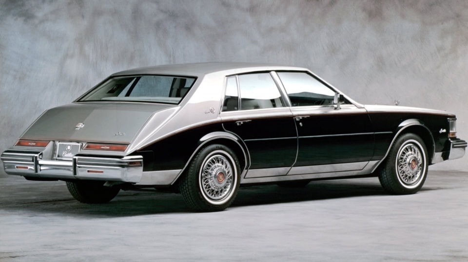 1970~80년대 유행하던 스타일에 과거 세단 트렁크 형태를 접목한 버슬백 디자인이 특징인 1981년형 캐딜락 스빌 (출처: General Motors Company)