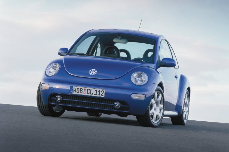 대규모 양산차 업체에서 시도한 레트로 디자인의 첫 주자로 꼽을 수 있는 차는 1997년에 선보인 폭스바겐 뉴 비틀이다 (출처: Volkswagen)