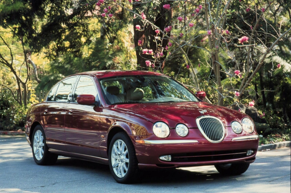 1998년에 데뷔한 재규어 S-타입은 포드 플랫폼을 바탕으로 만든 첫 재규어였다 (출처: Jaguar Land Rover)