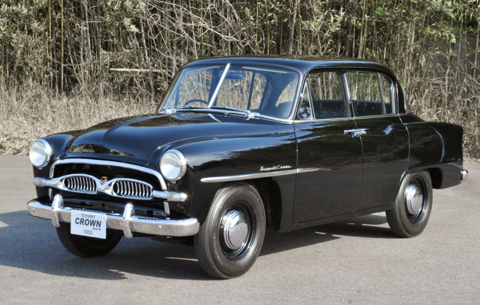 1955년에 나온 1세대 크라운은 미국 차 분위기를 내는 '일본인 취향의 고급차'로 디자인되었다 (출처: Toyota)