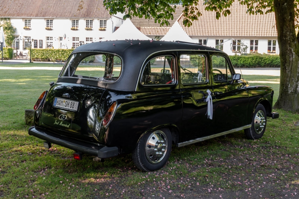 1950년대 영국 고급 승용차의 분위기를 따르면서도 스타일에서는 옛 차의 흔적들이 남아 있었다 (출처: Dietmar Rabich via Wikimedia Commons CC BY-SA 4.0)