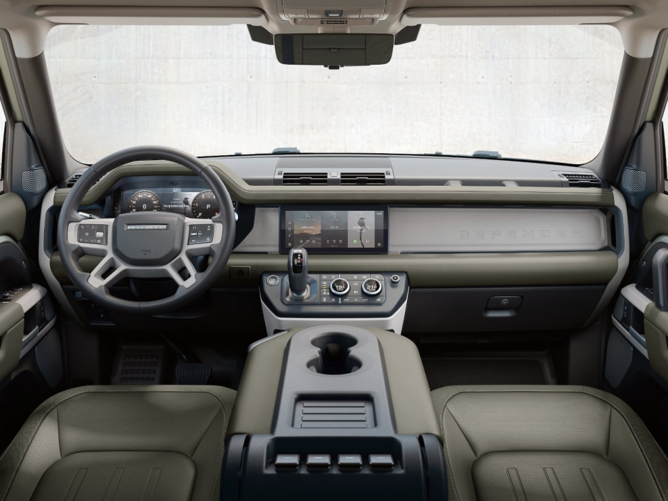 실내는 현대적이고 고급스럽지만 기본 디자인과 장식적 요소에서 옛 디펜더의 분위기가 엿보인다 (출처: Jaguar Land Rover)