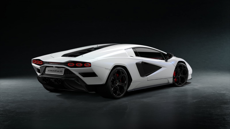 람보르기니 미드 엔진 스포츠카 고유의 차체 비례에 오리지널 쿤타치의 디자인 요소를 변형해 반영했다 (출처: Lamborghini)