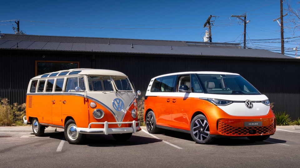 폭스바겐의 상징적 모델 중 하나인 타입 2 'T1'(왼쪽)과 ID.버즈 (출처: Volkswagen)