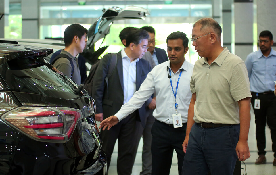 인도를 방문한 정의선 현대차그룹 회장이 현대차·기아 인도기술연구소에서 자사와 경쟁사 전기차들을 둘러보고 있다.