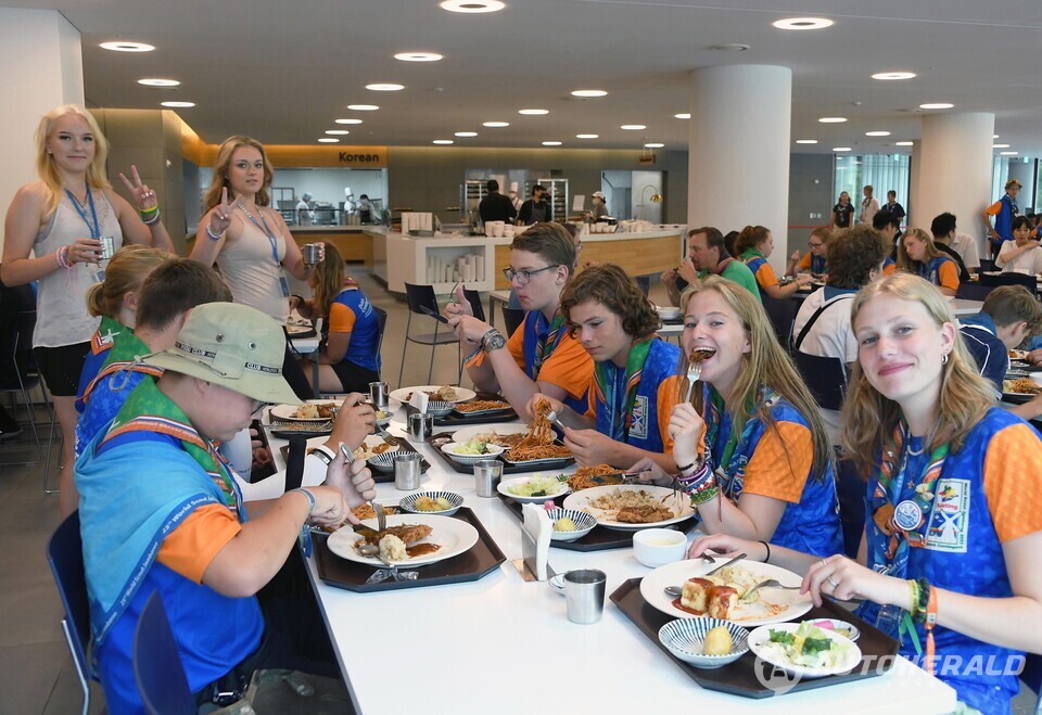 현대차그룹 인재개발원 마북캠퍼스에 입소한 네덜란드 스카우트 대원들이 9일 점심 식사를 하며 즐거워 하는 있다.
