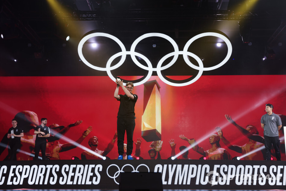 사진은 지난 6월, IOC와 FIA가 공동으로 치른 싱가포르 '2023 올림픽 E-스포츠 시리즈' 결승전이 끝난 직후의 포디엄이다.