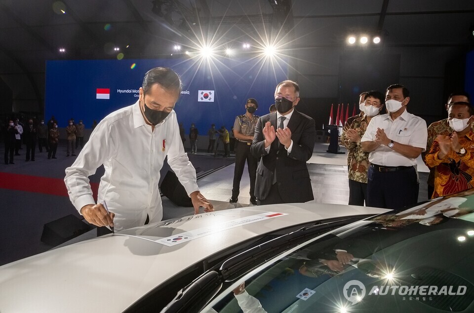  지난 2022년 3월(현지시간) 현대차 인도네시아 공장 준공식에서 조코 위도도 인도네시아 대통령(앞줄 왼쪽 1번째)이 정의선 현대차그룹 회장(앞줄 왼쪽 2번째) 등의 박수를 받으며 전기차 '아이오닉 5'에 기념 서명하고 있다.
