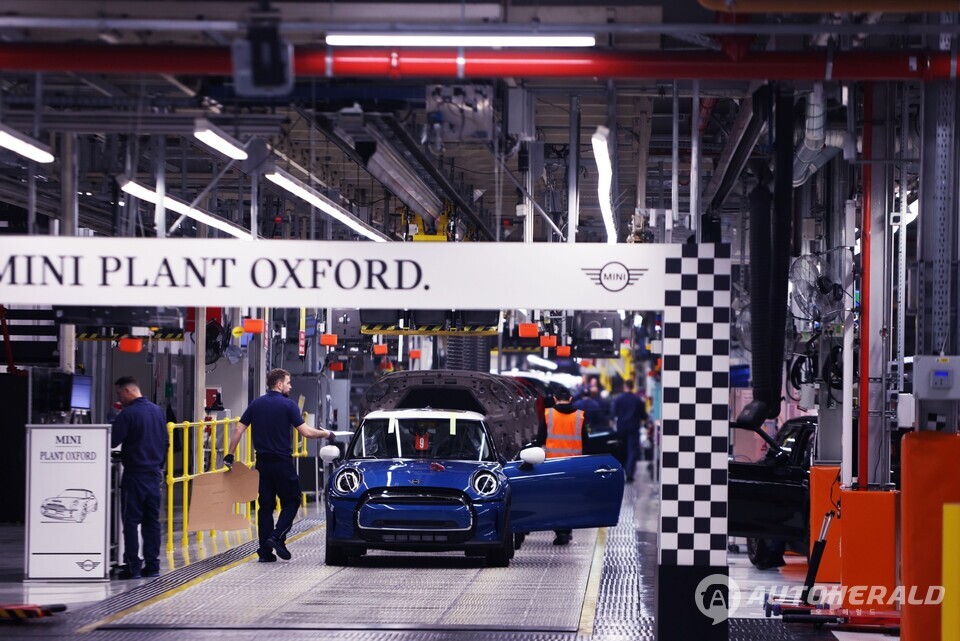 영국 정부가 내연기관 금지 시한을 연장하면서 전기차 생산 능력 확대를 위해 최근 영국 옥스퍼드 공장에 총 6억 파운드(약 1조 원) 투자 계획을 밝힌 미니(MINI) 등 제조사들이 큰 혼란에 빠졌다.