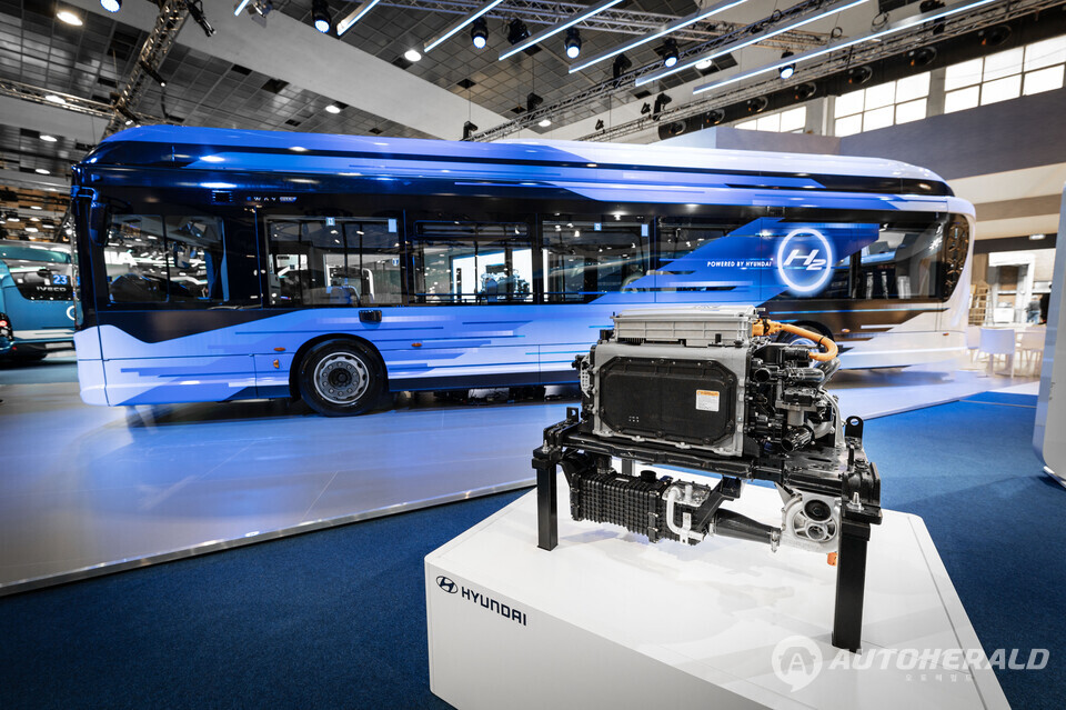 현대차와 이베코그룹이 협업해 개발한 수소전기 시내버스 'E-WAY H2’가 벨기에 브뤼셀에서 열린 버스 박람회 ‘버스월드 2023(Busworld 2023)’에서 세계 최초로 공개됐다.