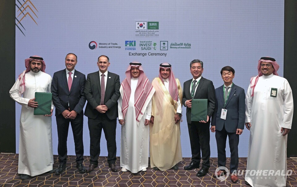 현대자동차는 22일(현지시간) 사우디아라비아 리야드(Riyadh)에서 한국자동차 연구원, 에어 프로덕츠 쿼드라(Air Products Qudra), SAPTCO(The Saudi Public Transport Company)와 함께 사우디아라비아 수소 모빌리티 생태계 구축 및 발전을 위한 MOU를 체결했다. 사진은 (왼쪽부터) 칼리드 알자라니(Khalid AlZahrani) 사우디교통공사 CEO, 애브베키르 코윤쿠(Ebubekir Koyuncu) 에어 프로덕츠 쿼드라 CEO, 아메드 하바보(Ahmed Hababou) 에어 프로덕츠 쿼드라 중동인도지역 담당 사장, 모하마드 아부나얀(Mohammad Abunayyan) 에어 프로덕츠 쿼드라 부회장, 바드르 알바드르(Badr AlBadr) 사우디 투자부 차관, 장재훈 현대자동차 사장, 나승식 한국자동차연구원 원장, 왈리드 알쉐흐리(Waleed AlShehri) 사우디 투자부 자동차과 과장이다.