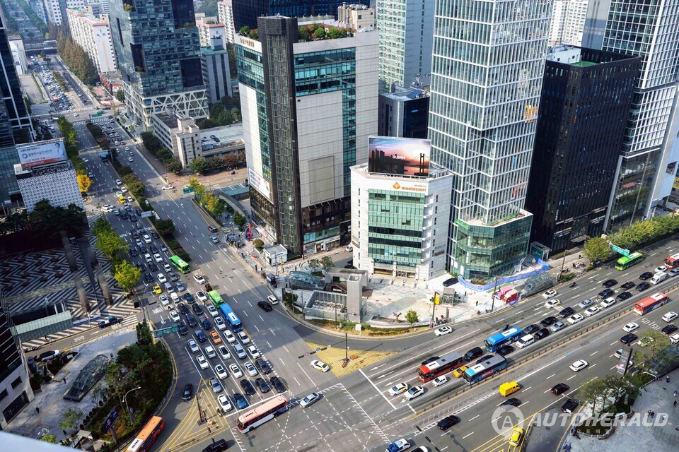 서울 서초구 강남역 사거리 인근 빌딩 옥상에 설치된 대형 옥외광고에 현대차그룹의 부산세계박람회 유치 홍보 영상이 상영되고 있다.