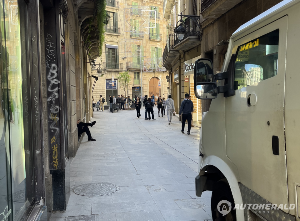 바르셀로나 구도심 이면도로에서 보행자와 자동차가 뒤 섞여 가고 있다. 