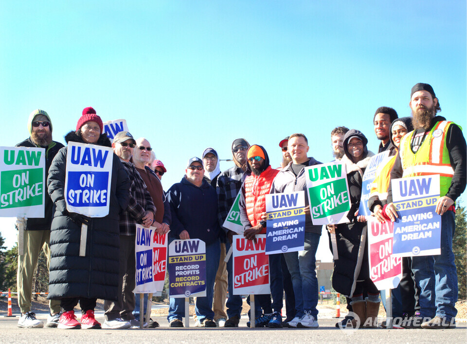 미국 빅3와의 임금협상안에 대한 찬반투표에서 64%의 지지를 받은 UAW 회원들이 기념 촬영을 하고 있다.(사진:UAW)