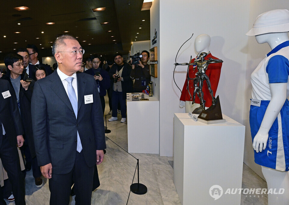 정의선 현대차그룹 회장(대한양궁협회장)이 '2023 한국 양궁 60주년 기념 행사장'에 전시된 역사적 사진들을 둘러보고 있다.