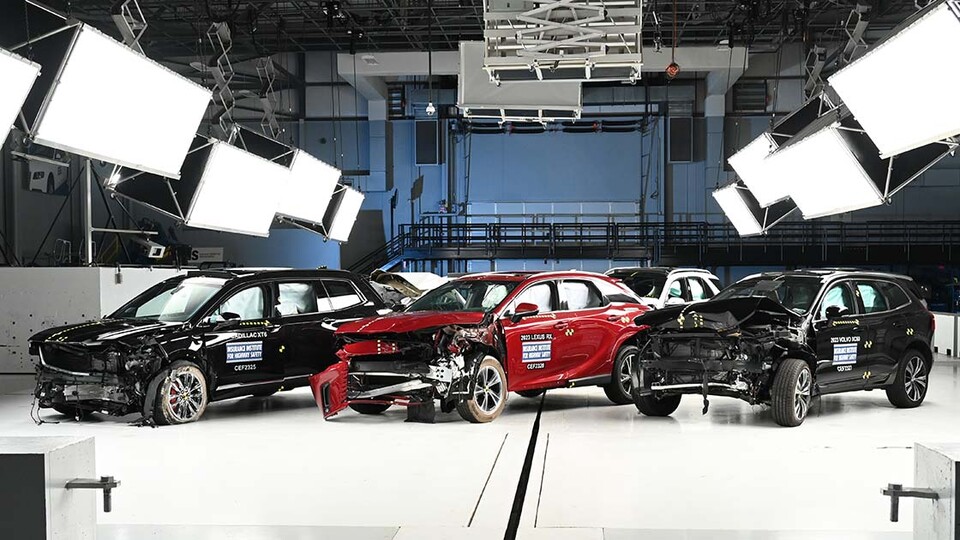 미국 IIHS가 럭셔리 SUV 8개 모델의 정면 충돌테스트를 실시하고 결과를 발표했다.