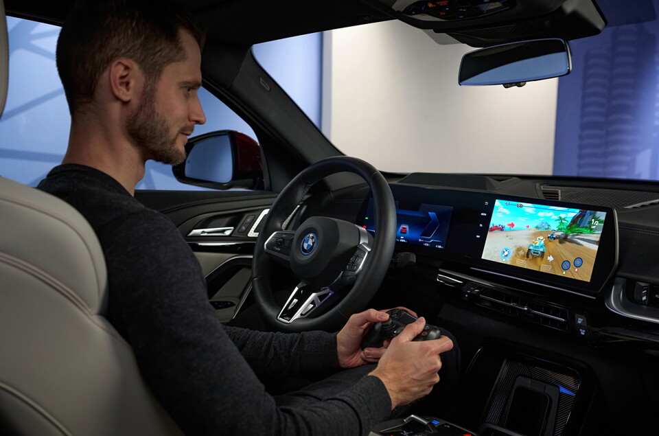 BMW 오퍼레이팅 시스템 9으로 차량 내에서 게임을 즐기는 모습