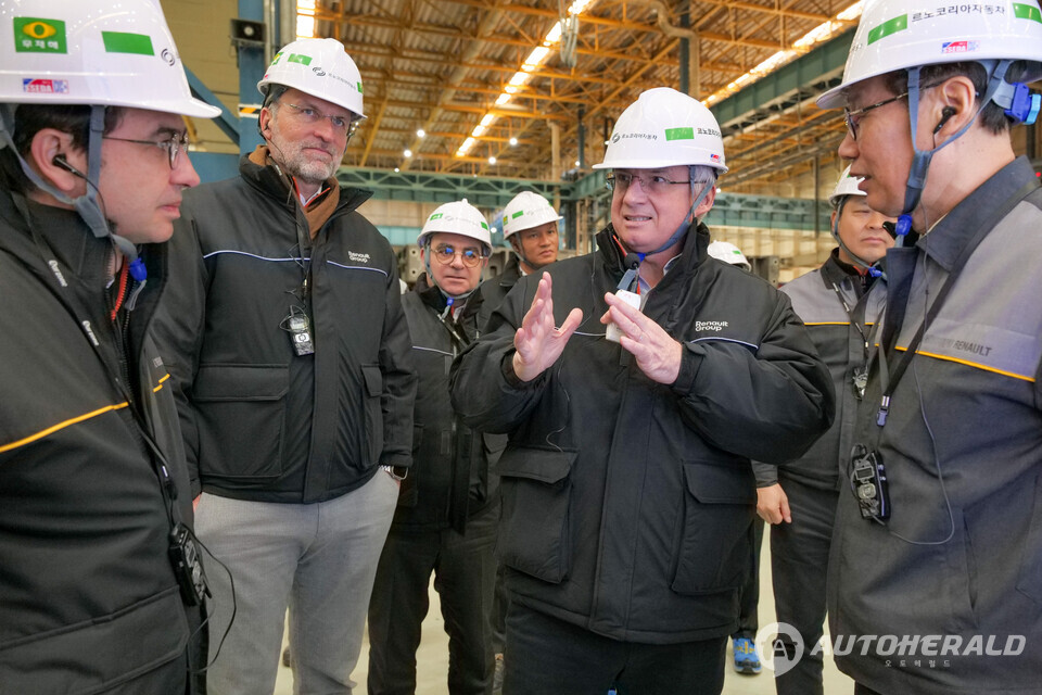 파블리스 캄볼리브 르노 브랜드 CEO(오른쪽에서 두번째)가 르노코리아 부산 공장을 방문해 오로라 프로젝트 점검 및 임직원들을 격려하고 있다. 