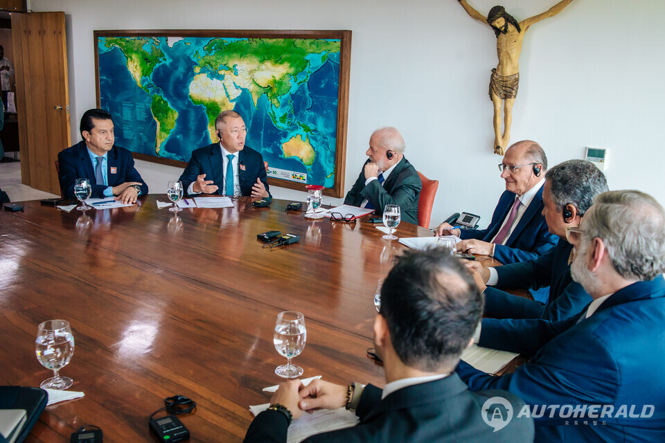 정의선 회장(사진 왼쪽에서 두 번째)이 룰라 대통령 (사진 왼쪽에서 세 번째), 제랄도 알크민 부통령(사진 왼쪽에서 네 번째) 등 브라질 정부 관계자들과 면담하고 있다. / 사진 = 현대차그룹 제공