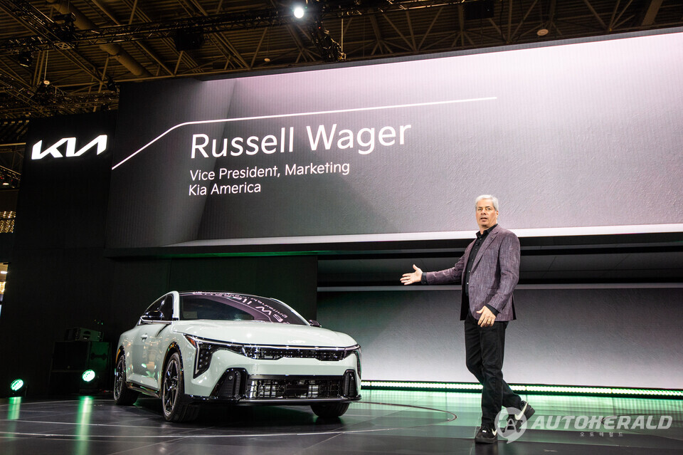 기아 미국판매법인 마케팅담당(상무) 러셀 와거(Russell Wager)가 2024 뉴욕 오토쇼에서 '더 기아 K4'를 소개하고 있다.