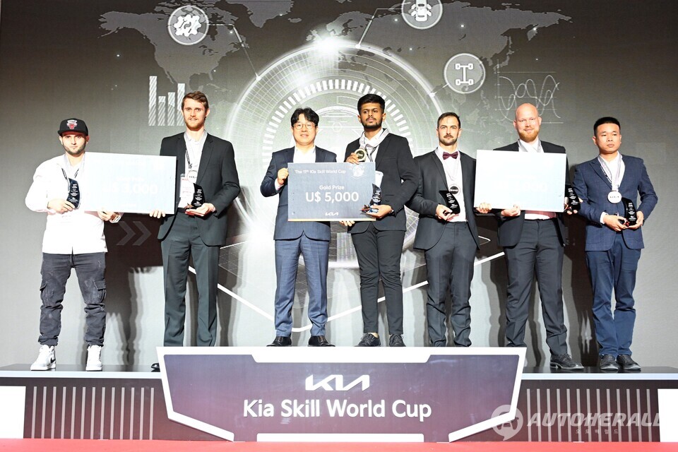 '제11회 기아 스킬 월드컵' 시상식에서 기념 사진을 촬영하는 (왼쪽부터) 디에고 알론소 만리께 올띠즈, 사무엘 로베르트 니콜스, 기아 글로벌사업관리본부장 이태훈 전무, 산치트 쿠마루 강가마키 산타쿠말, 마이클 에이만스, 키리스 아빌드갈드, 구오 쥬 핑.JPG