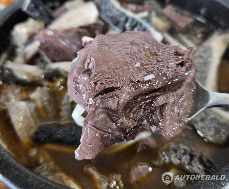 큼지막한 선지는 콩나물, 대파, 시래기와 어울려 말캉한데 구수한 맛을 낸다. 