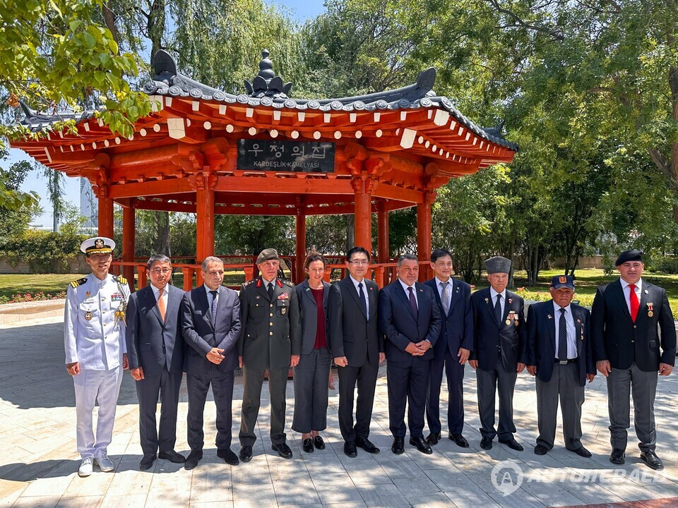 새 단장을 마친 한국공원에서 지난달 25일 정연두 주 튀르키예 대한민국 대사(사진 오른쪽에서 6번째), 베야짓 유묵 튀르키예 참전협회장 등이 참석한 가운데  ‘한국전쟁 74주년 추모행사’를 열고 기념 사진을 찍고 있다.