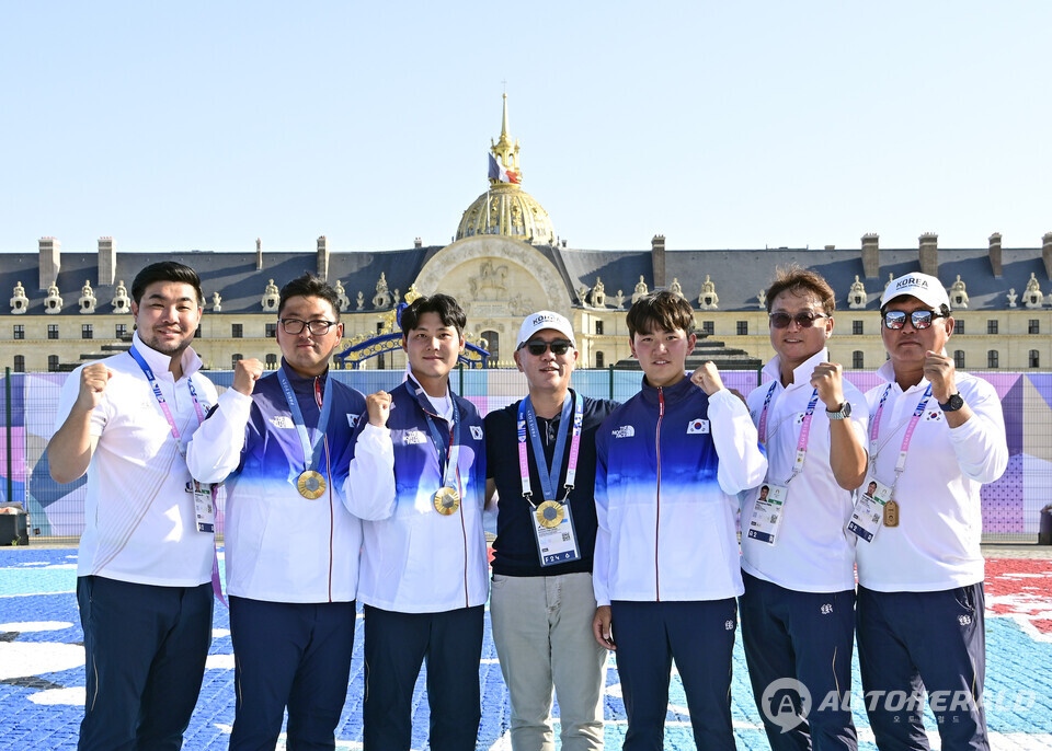 대한민국 남자 양궁 국가대표(김우진·이우석·김제덕) 및 코칭스태프와 현대차그룹 정의선 회장(왼쪽 넷째)이 지난 29일(현지시간) 파리 대회 남자양궁 단체전 우승 직후 기념촬영을 하고 있다.