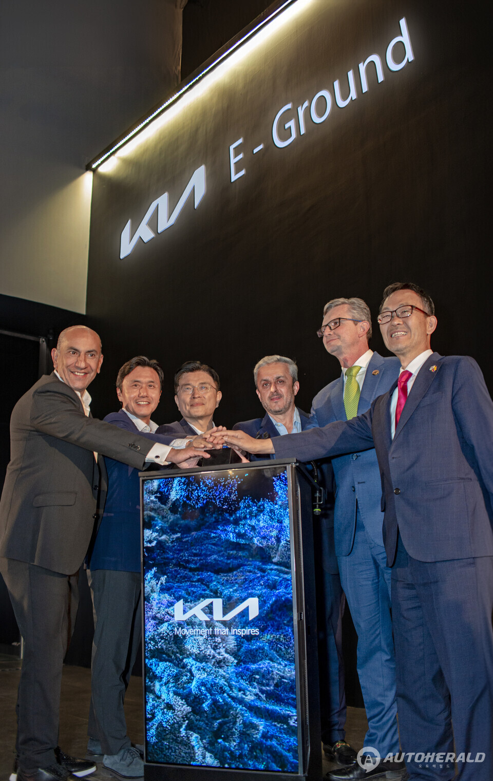 '중남미 기아 E-그라운드’ 점등식 (왼쪽부터) 리카르도 로잘레스 기아 에콰도르 사장, 이수영 기아 중남미권역본부장, 류창승 기아 고객경험본부장, 후안 파블로 엘후리 엘후리 그룹 회장, 후안 카를로스 베가 말로 에콰도르 기획재정부 장관, 심재현 주에콰도르 한국대사