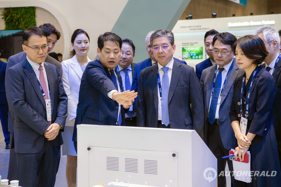 장재훈 현대차 사장이 25일 경기도 고양시 킨텍스에서 열린 ‘H2 MEET(H2 Mobility Energy Environment Technology) 2024’ 행사에서 현대차그룹 부스를 둘러보고 있다.  