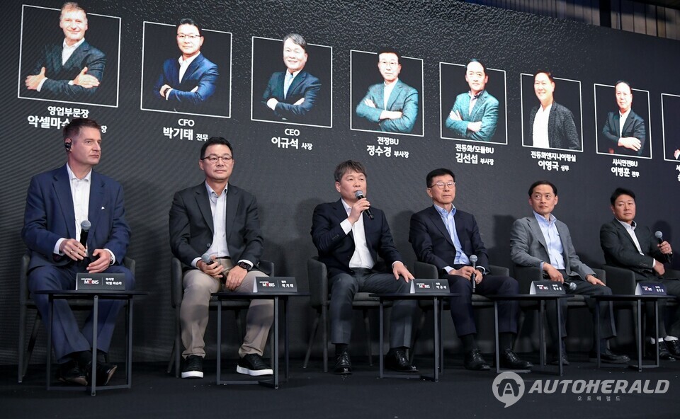 19일 여의도 페어몬트 호텔에서 열린 ‘2024 CEO 인베스터 데이’에서 Q&A 세션 패널로 나선 현대모비스 경영진이 참석자들의 질문에 답하고 있다. (왼쪽부터) 악셀 마슈카 영업부문 부사장, 박기태 재경부문 전무, 이규석 사장, 정수경 전장BU 부사장, 김선섭 전동화/모듈BU 부사장, 이영국 전동화엔지니어링실 상무.