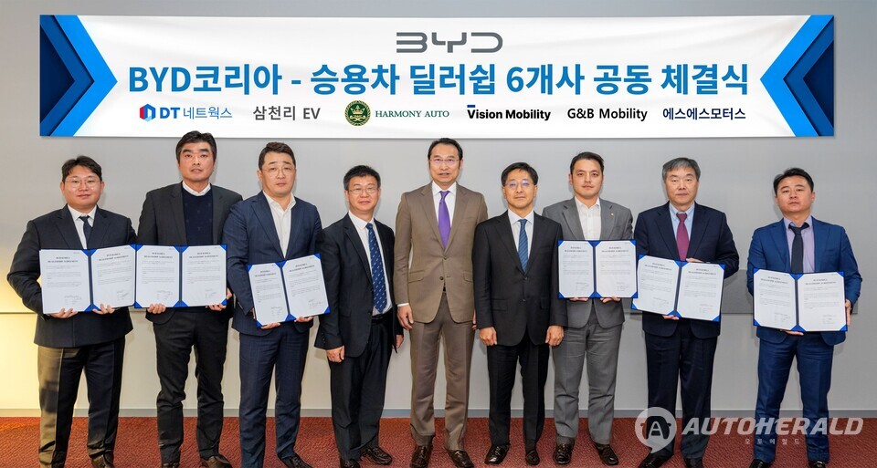 (사진 왼쪽부터) 지엔비모빌리티 이민욱 대표, 비전모빌리티 박봉관 대표, 에스에스모터스 박상무 대표, BYD코리아 딩하이미아오 대표, BYD 아시아태평양 자동차 영업사업부 류쉐량 총경리, BYD코리아 조인철 승용부문 대표, DT네트웍스 권혁민 부회장, 삼천리EV 손원현 대표, 하모니오토모빌 마린영 수석 대표