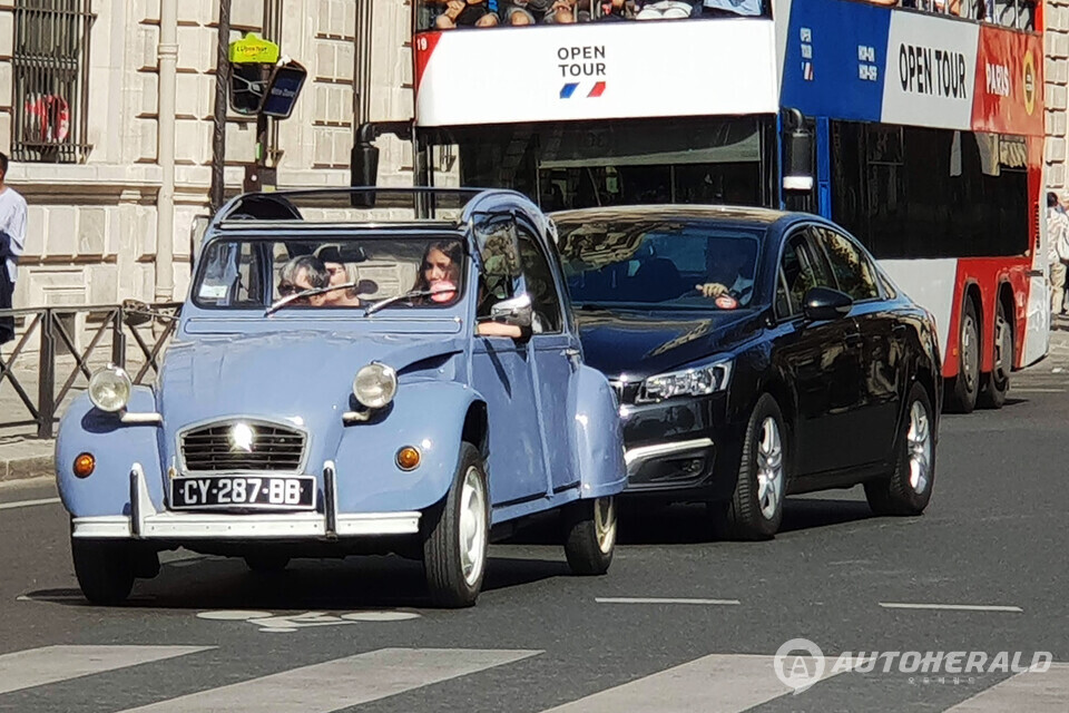 파리 시내를 달리는 시트로엥 2CV. 오토헤럴드 김훈기 기자