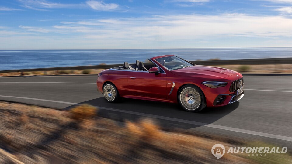 CLE 53 4MATIC+ 카브리올레의 소프트 톱은 60km/h의 주행 중에도 20초 이내에 열고 닫을 수 있다. (벤츠 코리아)