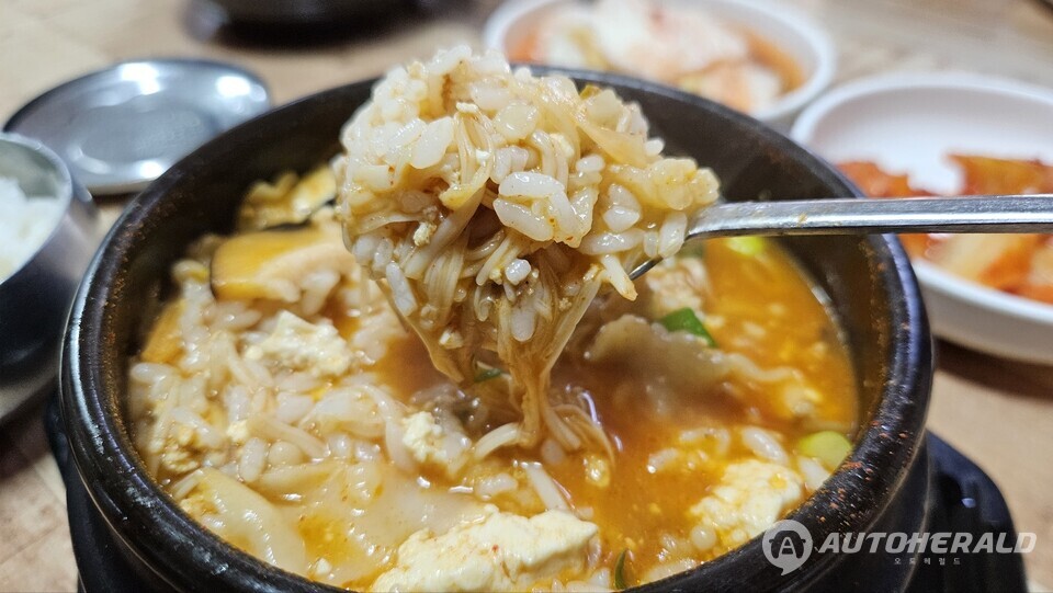 만두를 통째로 넣고 끓인 만두뚝배기는 칼칼한 맛과 만두와 국밥을 동시에 먹는 느낌이다. (양승덕)