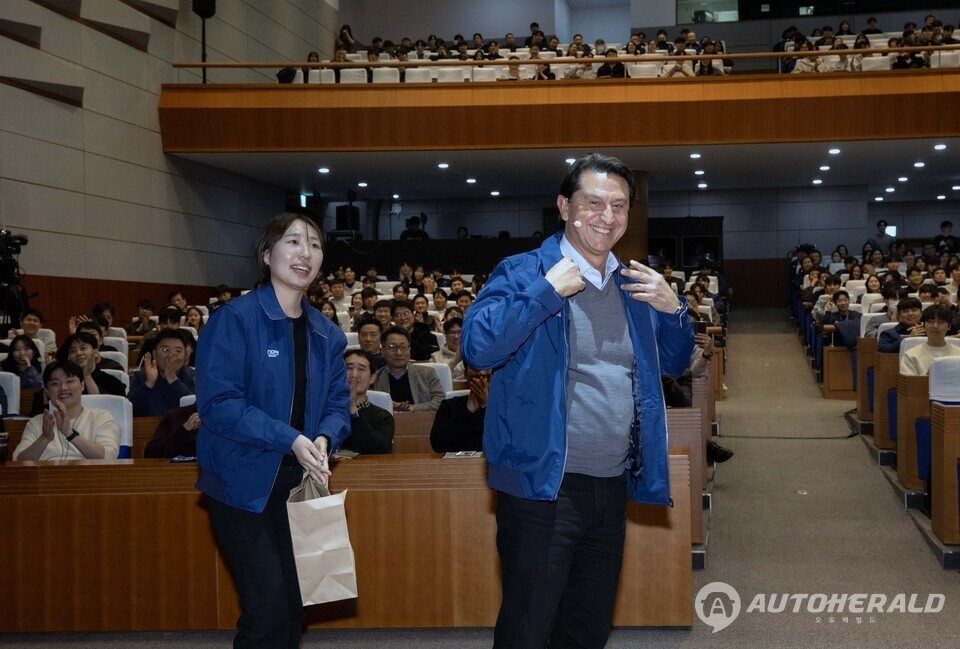 호세 무뇨스 사장이 타운홀 미팅에서 직원이 선물해준 연구소 자켓을 입고 기뻐하고 있다. 현대자동차