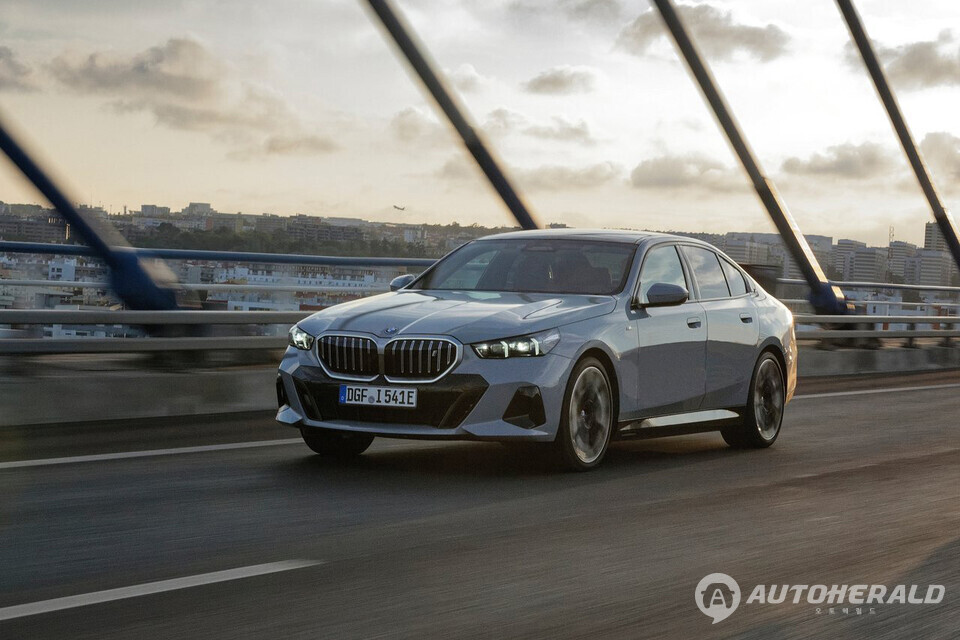 BMW코리아가 사륜구동 순수전기 세단 ‘뉴 i5 xDrive40’을 공식 출시했다(BMW)