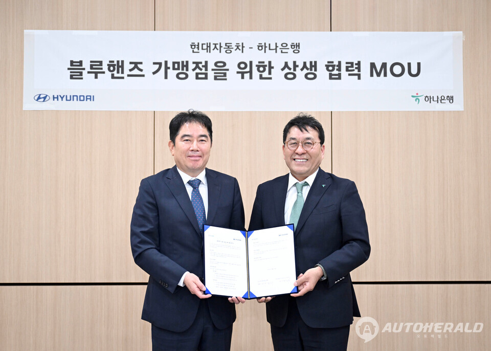 현대차 국내서비스사업부장 이용섭 상무(왼쪽 첫 번째), 하나은행 중앙영업그룹 김진우 부행장(왼쪽 네 번째) 등 관계자들이 기념 촬영하는 모습. (현대자동차)