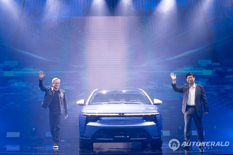 영 리우 (Young Liu) –Foxconn 회장과 젠슨 황 (Jensen Huang) NVIDIA CEO가 지난 2023년 테크 데이에서 EV 카고 밴을 공개하고 있다. (폭스콘)