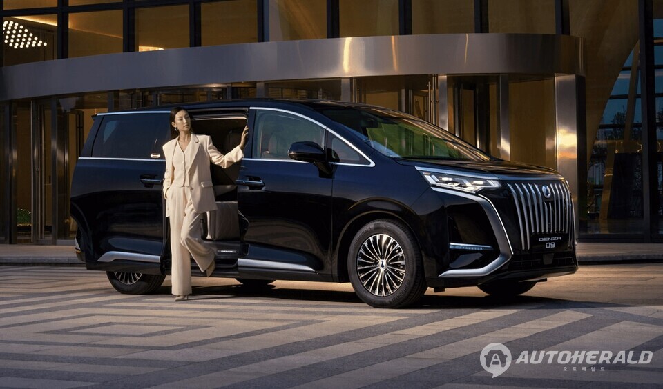 BYD 프리미엄 전기차 브랜드 덴자의 '덴자 9'이 인도네시아 시장에서 빠르게 성장하면서 고급 미니밴 시장을 장악해 왔던 도요타를 위협하고 있다. (덴자)