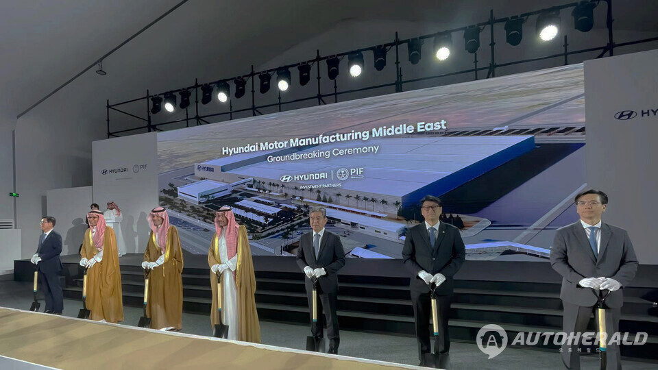 현대차는 14일(현지시간) 사우디아라비아 킹 살만 자동차 산업단지(King Salman Automotive Cluster)에 위치한 현대차 사우디아라비아 생산법인(HMMME, Hyundai Motor Manufacturing Middle East) 부지에서 공장 착공식을 개최하고 기념 사진을 쵤영하고 있다. 사진 왼쪽부터 박원균 HMMME 법인장 상무, 아흐메드 알리 알수베이(Ahmed Ali Al-Subaey) HMMME 이사회 의장, 야지드 알후미에드(Yazeed A. Al-Humied) 사우디아라비아 국부펀드 부총재, 반다르 이브라힘 알코라예프(Bandar Ibrahim Al-Khorayef) 산업광물자원부 장관, 장재훈 현대차그룹 부회장, 문병준 주사우디아라비아 대한민국 대사 대리, 이한우 현대건설 대표이사 부사장이다. (현대자동차)